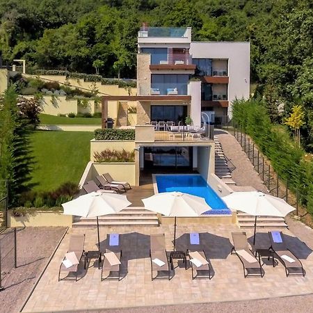 Villa Altavista - Seaview & Relax With Heated Pool & Minigolf Opatija Exteriör bild