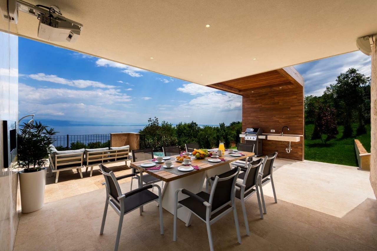 Villa Altavista - Seaview & Relax With Heated Pool & Minigolf Opatija Exteriör bild