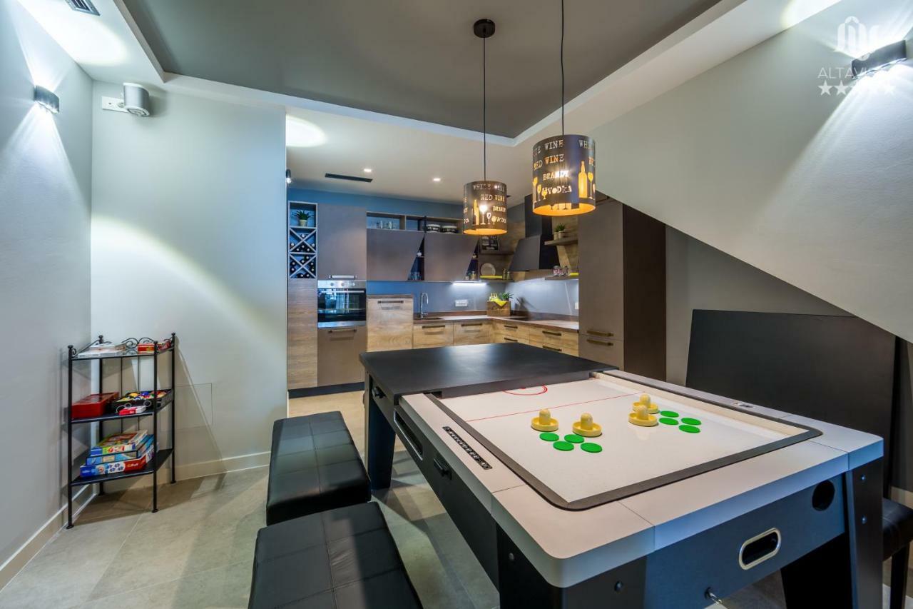 Villa Altavista - Seaview & Relax With Heated Pool & Minigolf Opatija Exteriör bild