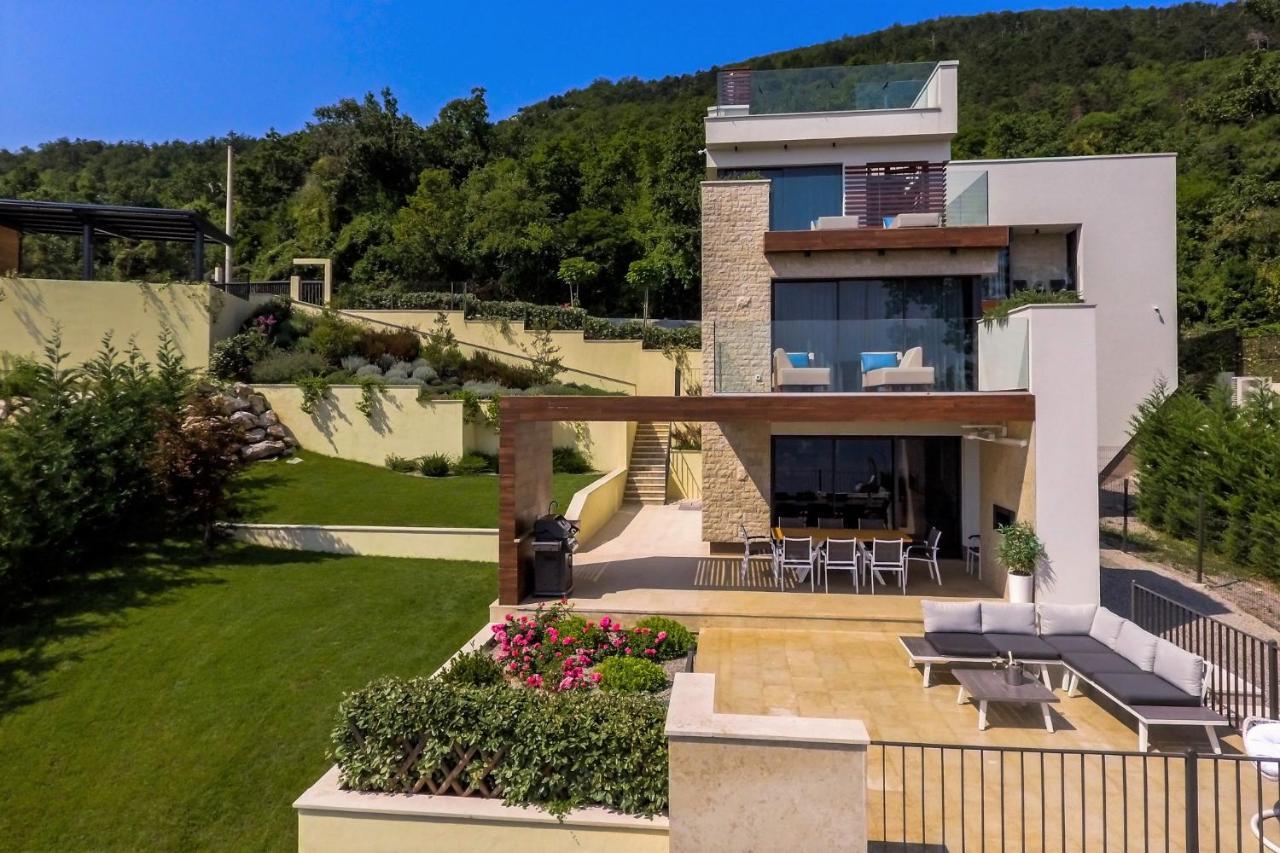Villa Altavista - Seaview & Relax With Heated Pool & Minigolf Opatija Exteriör bild