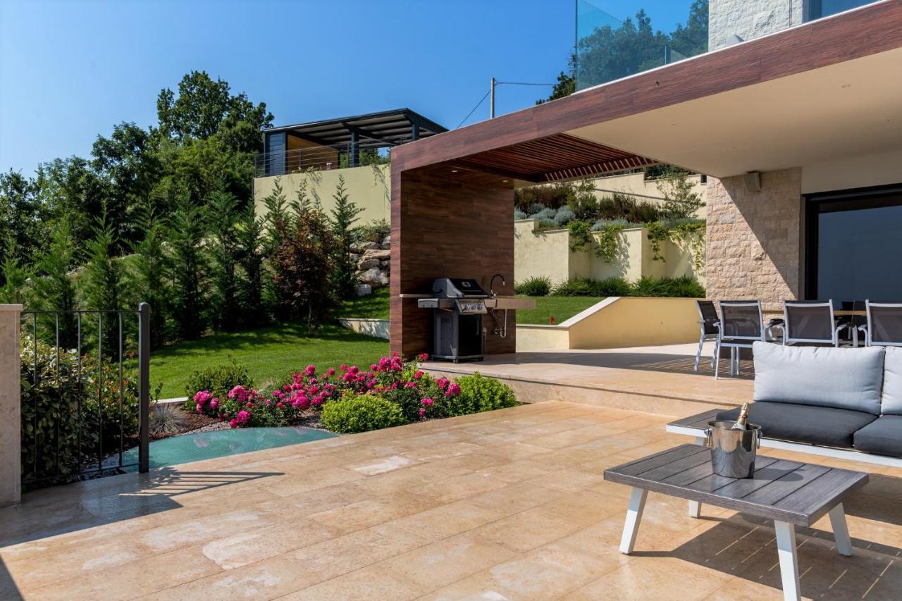 Villa Altavista - Seaview & Relax With Heated Pool & Minigolf Opatija Exteriör bild